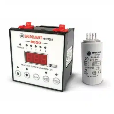 Regulador de factor de potencia DUCATI REGO para banco de capacitores, junto a un condensador DUCATI